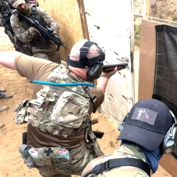 Grupka ludzi podczas warsztatów strzelectwa obronnego